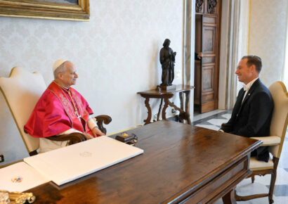 El Papa León XIV recibe las cartas credenciales del nuevo embajador de Estados Unidos ante el Vaticano