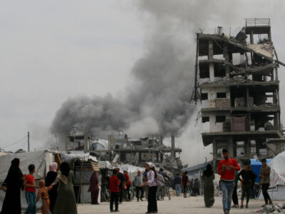 Bombardeos continúan en Gaza pese a anuncio de repliegue israelí