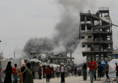 Bombardeos continúan en Gaza pese a anuncio de repliegue israelí