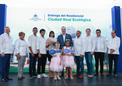 Presidente Abinader supera las 20,000 viviendas entregadas; 488 familias en SDE reciben su nuevo hogar