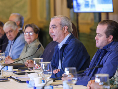 Presidente Abinader lidera reunión con autoridades de emergencia ante efectos del huracán Melissa