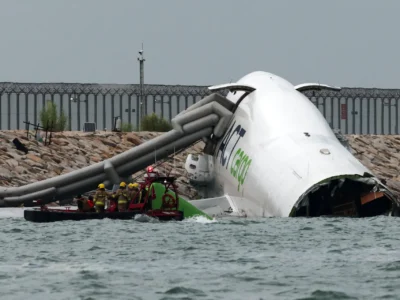 Mueren dos empleados del aeropuerto de Hong Kong tras un avión choca contra su vehículo antes de caer al mar