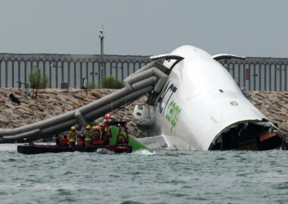 Mueren dos empleados del aeropuerto de Hong Kong tras un avión choca contra su vehículo antes de caer al mar