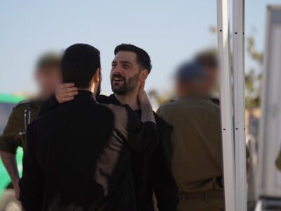 Hamás entrega a todos los rehenes vivos; Israel confirma su llegada