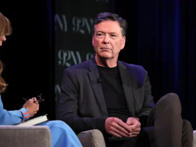 Defensa de James Comey solicita desestimar caso penal por presunta persecución política