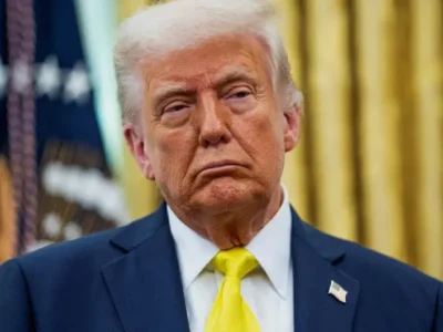 Jueza bloquea temporalmente los despidos masivos de empleados federales durante el cierre del gobierno de Trump