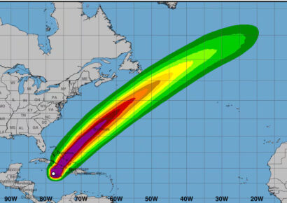Melissa baja a categoría 3 y se acerca a Cuba