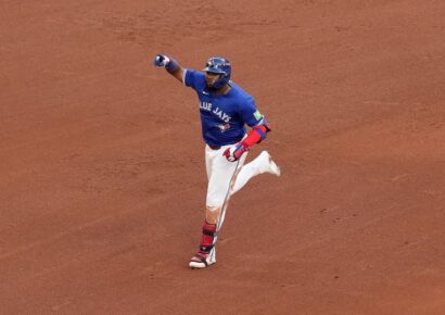 Vladimir Guerrero Jr. hace historia y castiga a Yankees con tercer jonrón consecutivo en la Serie Divisional