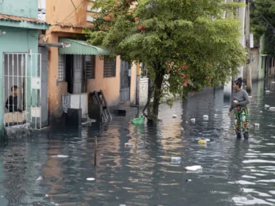 Melissa provoca desplazamiento de más de 900 personas y daños en infraestructura, según el COE