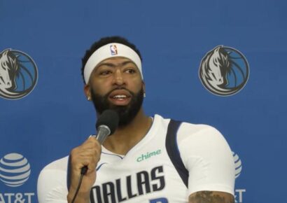 Anthony Davis usará gafas protectoras por el resto de su carrera en la NBA