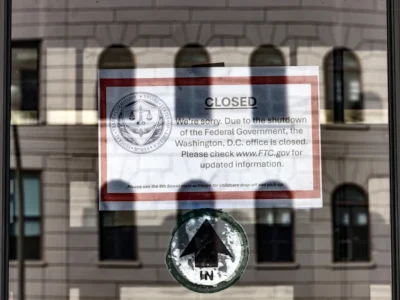 Casa Blanca advierte que empleados suspendidos por cierre federal no recibirán sueldos retroactivos sin provisión legal