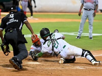 Estrellas dejan en el terreno al Escogido y toman la cima del torneo