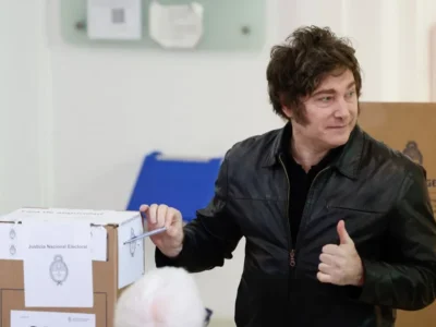 Milei acude a ejercer su voto en las elecciones legislativas de Argentina