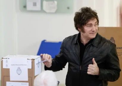 Milei acude a ejercer su voto en las elecciones legislativas de Argentina