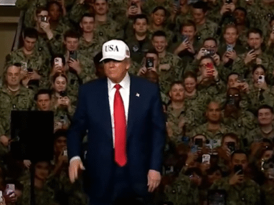 Trump baila ‘Y.M.C.A.’ frente a tropas en Japón