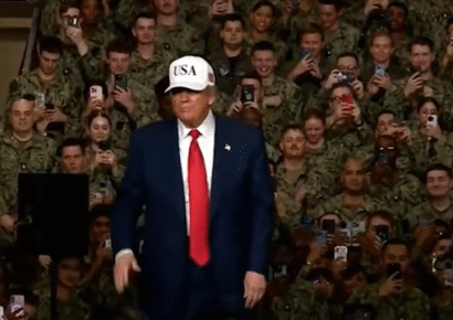 Trump baila ‘Y.M.C.A.’ frente a tropas en Japón