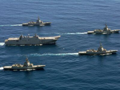 EE. UU. despliega fuerza naval récord frente a Venezuela: “O se usa o se repliega”