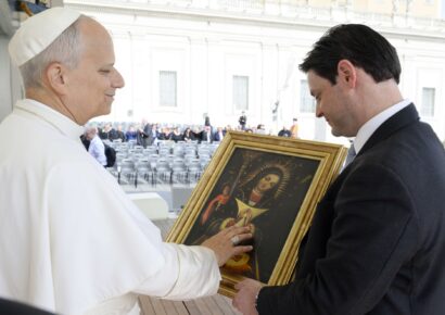 Papa León XIV bendice la Virgen Peregrina de la Altagracia en el Vaticano