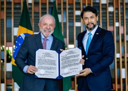 Embajador dominicano Robert Takata presenta cartas credenciales ante el presidente de Brasil, Lula da Silva