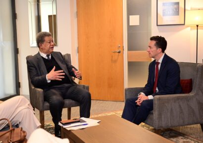 Leonel Fernández aborda democracia y gobernanza en visita al Instituto de Políticas de Harvard