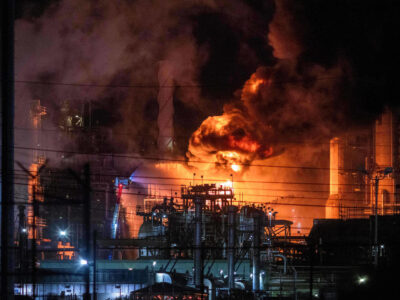 Enorme incendio en refinería de Chevron ilumina el cielo tras explosión en el sur de California