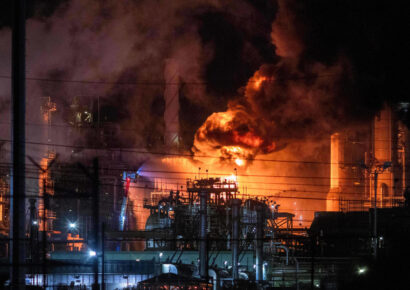 Enorme incendio en refinería de Chevron ilumina el cielo tras explosión en el sur de California
