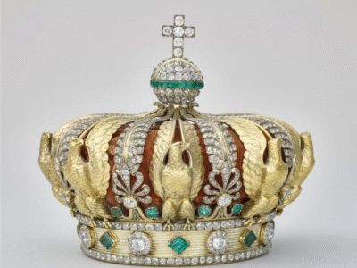 Hallan dañada la corona de la emperatriz Eugenia tras robo en el Louvre