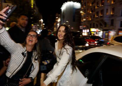 Ayuntamiento de Madrid investiga si Rosalía tenía permiso para proyectar su disco ‘Lux’ en Callao y Gran Vía tras colapso en la plaza