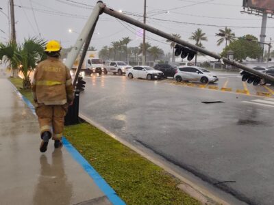 Poste caído por Melissa congestiona tránsito en la 30 de Mayo