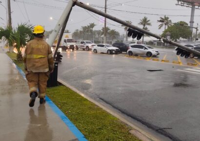 Poste caído por Melissa congestiona tránsito en la 30 de Mayo