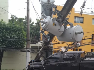 Camioneta choca contra poste de luz y lo derriba en Naco