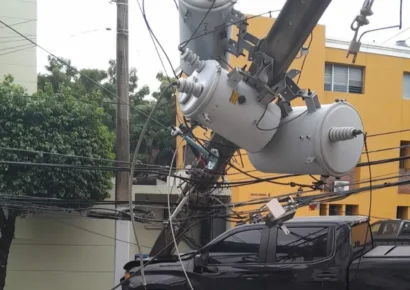Camioneta choca contra poste de luz y lo derriba en Naco