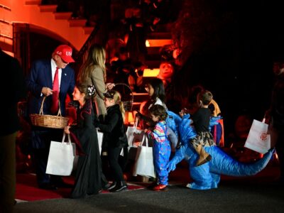 Trump y Melania reparten dulces en la Casa Blanca por Halloween