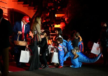 Trump y Melania reparten dulces en la Casa Blanca por Halloween