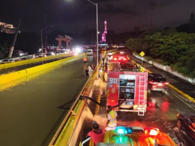 Bomberos perforan elevado de Santiago para drenar agua tras lluvias