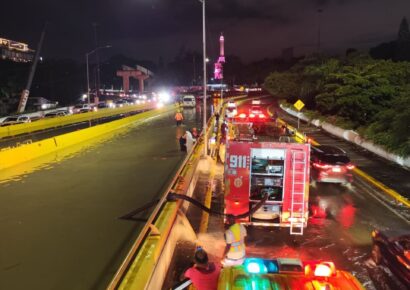 Bomberos perforan elevado de Santiago para drenar agua tras lluvias