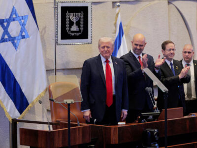 Trump recibe ovación y abucheos durante su discurso en el Parlamento israelí