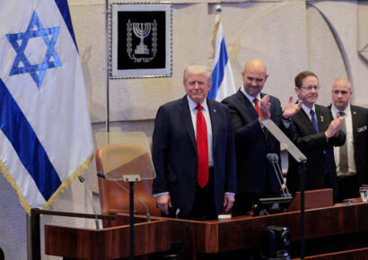 Trump recibe ovación y abucheos durante su discurso en el Parlamento israelí