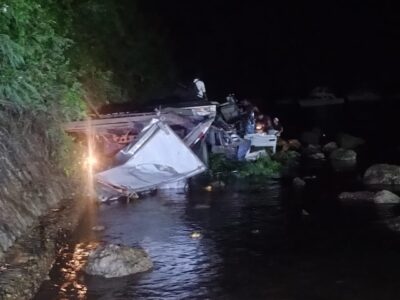 Camión cargado de cocos cae al mar en Samaná; dos personas resultan heridas