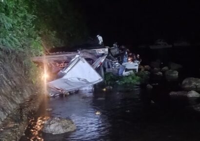 Camión cargado de cocos cae al mar en Samaná; dos personas resultan heridas