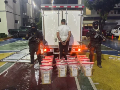 DNCD decomisa 85 paquetes de presunta cocaína ocultos en techo de camión