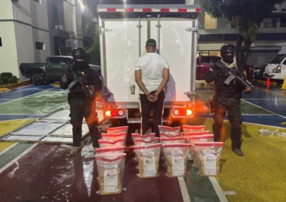 DNCD decomisa 85 paquetes de presunta cocaína ocultos en techo de camión