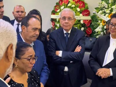 Danilo Medina y dirigentes del PLD asisten al velatorio de Yomer Minaya