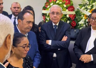 Danilo Medina y dirigentes del PLD asisten al velatorio de Yomer Minaya