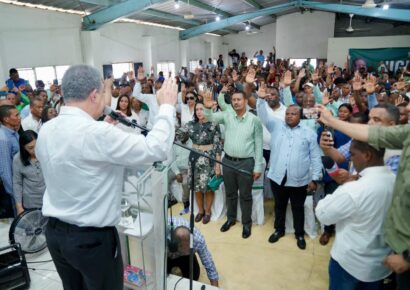 Leonel juramenta exdirigentes del PRM y PLD en San Cristóbal