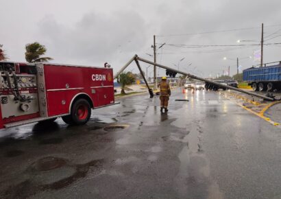 Retiran semáforo caído en la 30 de Mayo por ráfagas de Melissa