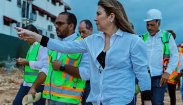Carolina supervisa obras en el DN; valora avances en el Malecón Deportivo y parque Taíno