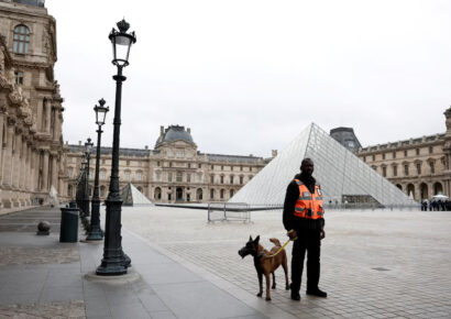 El Museo del Louvre permanece cerrado este lunes tras el robo de joyas de la corona de Francia