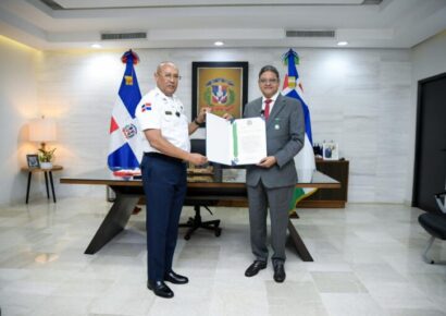 Policía Nacional distingue a Juan Manuel Méndez, director del COE, por su servicio al país