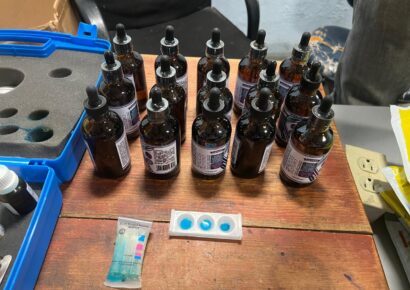 DNCD incauta 15 frascos de gotas para el pelo con cocaína líquida en AILA